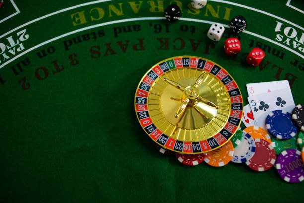 Studio Captain's Bounty dengan tema petualangan dan dealer profesional yang tersenyum ke kamera